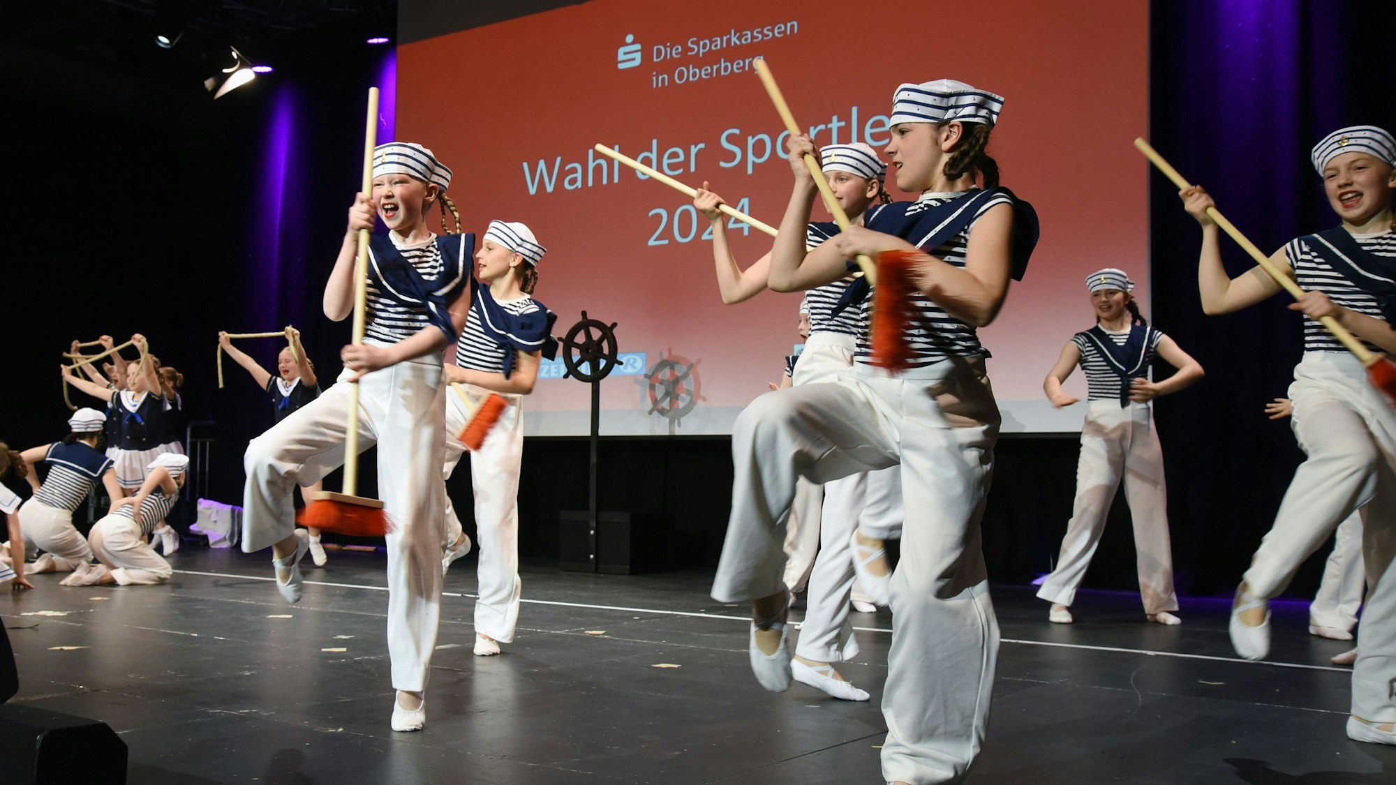 Bild einer Kindertanzgruppe in Aktion.