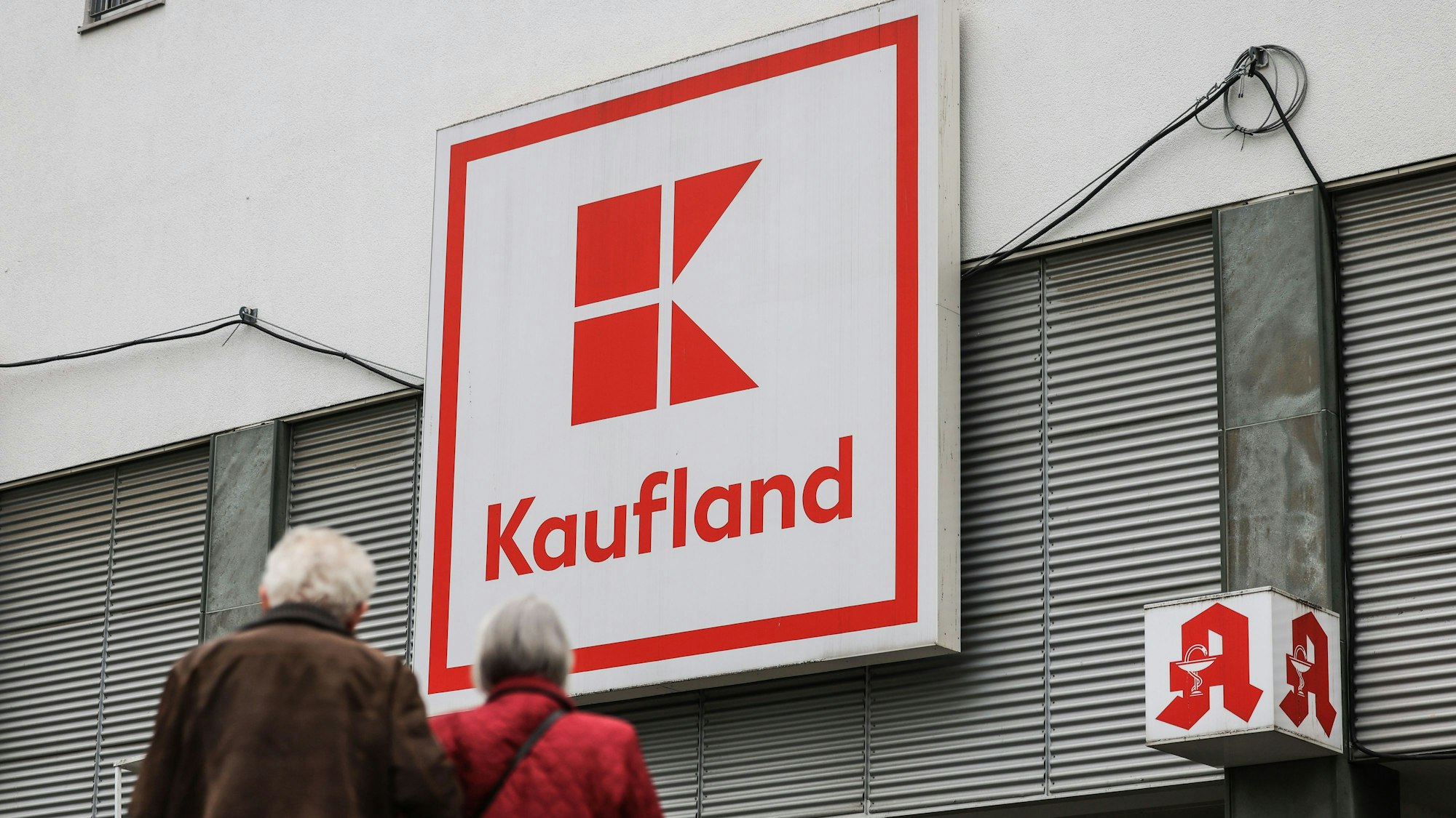 Das Logo von Kaufland hängt vor einer Filiale.
