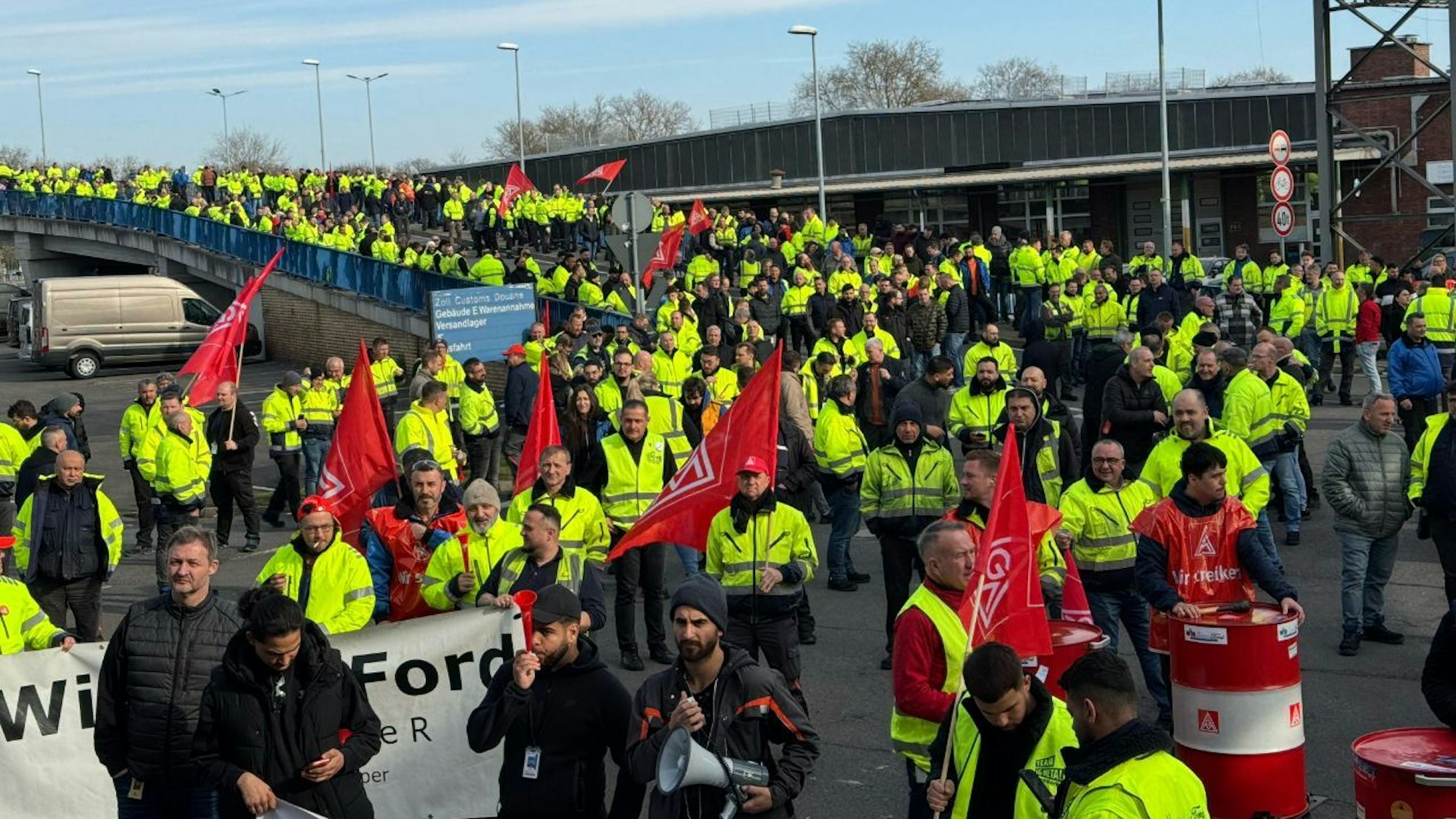 Schon in der vergangenen Woche haben Mitarbeitende gegen den geplanten Stellenabbau bei Ford in Köln protestiert.