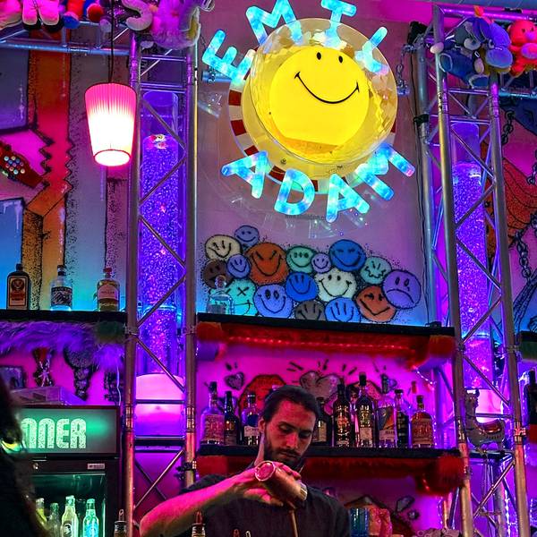 Das Bild zeigt einen Barkeeper bei seiner Arbeit in der „Kunstbar“.