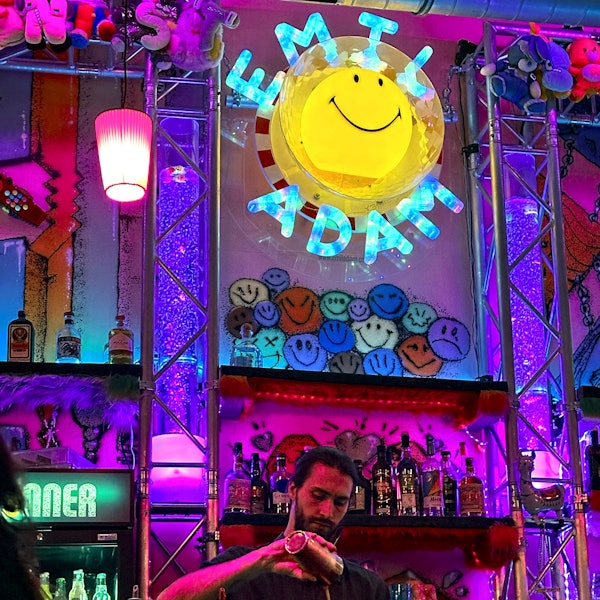 Das Bild zeigt einen Barkeeper bei seiner Arbeit in der „Kunstbar“.