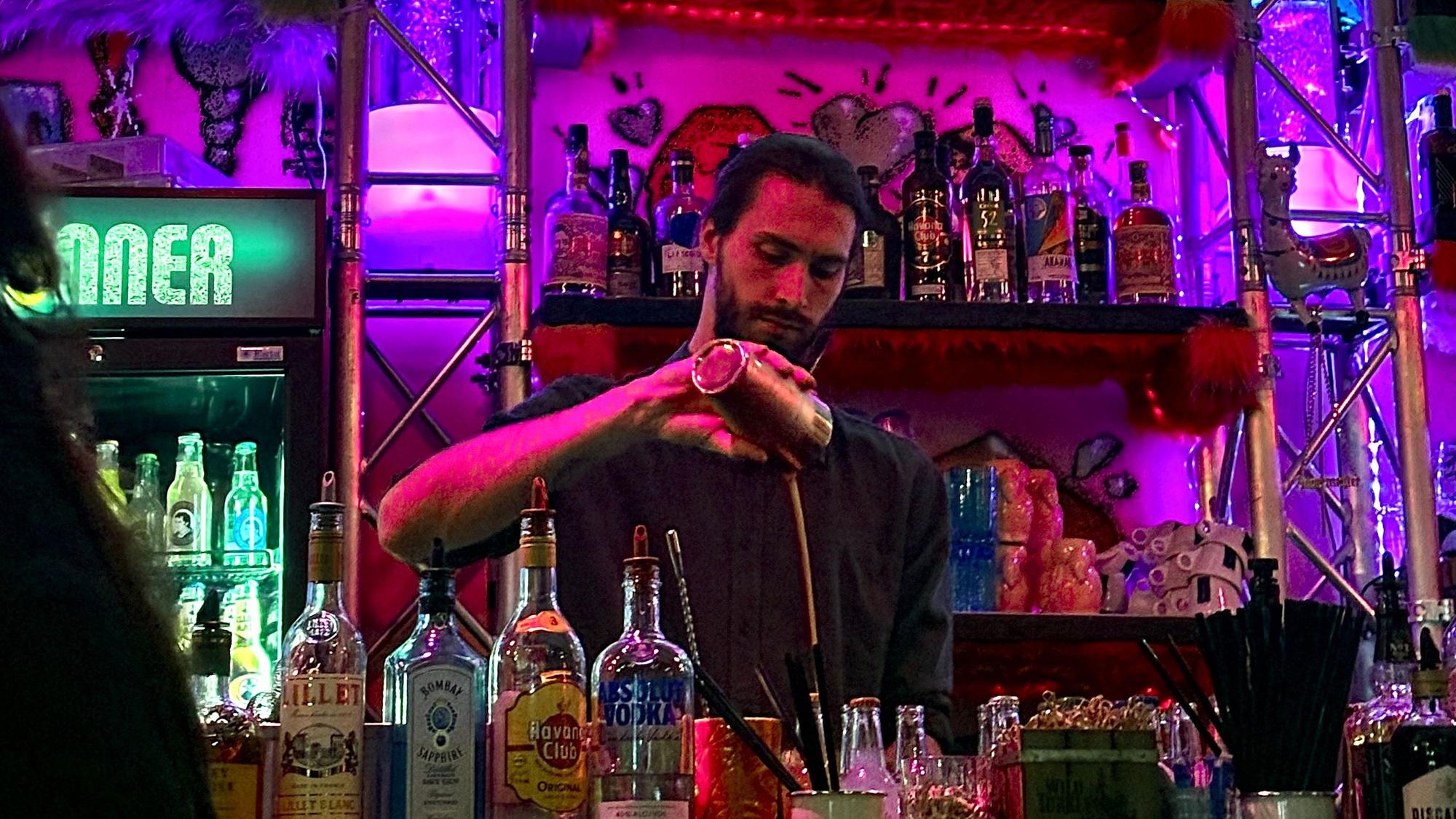 Das Bild zeigt einen Barkeeper bei seiner Arbeit in der „Kunstbar“.