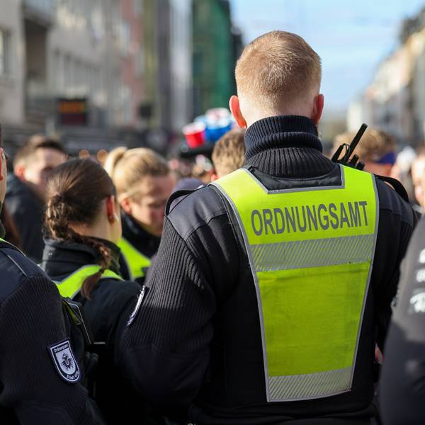 Außendienstmitarbeiter des Kölner Ordnungsamtes im Karnevalsgetümmel.