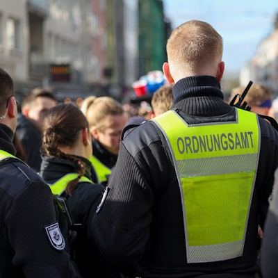 Außendienstmitarbeiter des Kölner Ordnungsamtes im Karnevalsgetümmel.