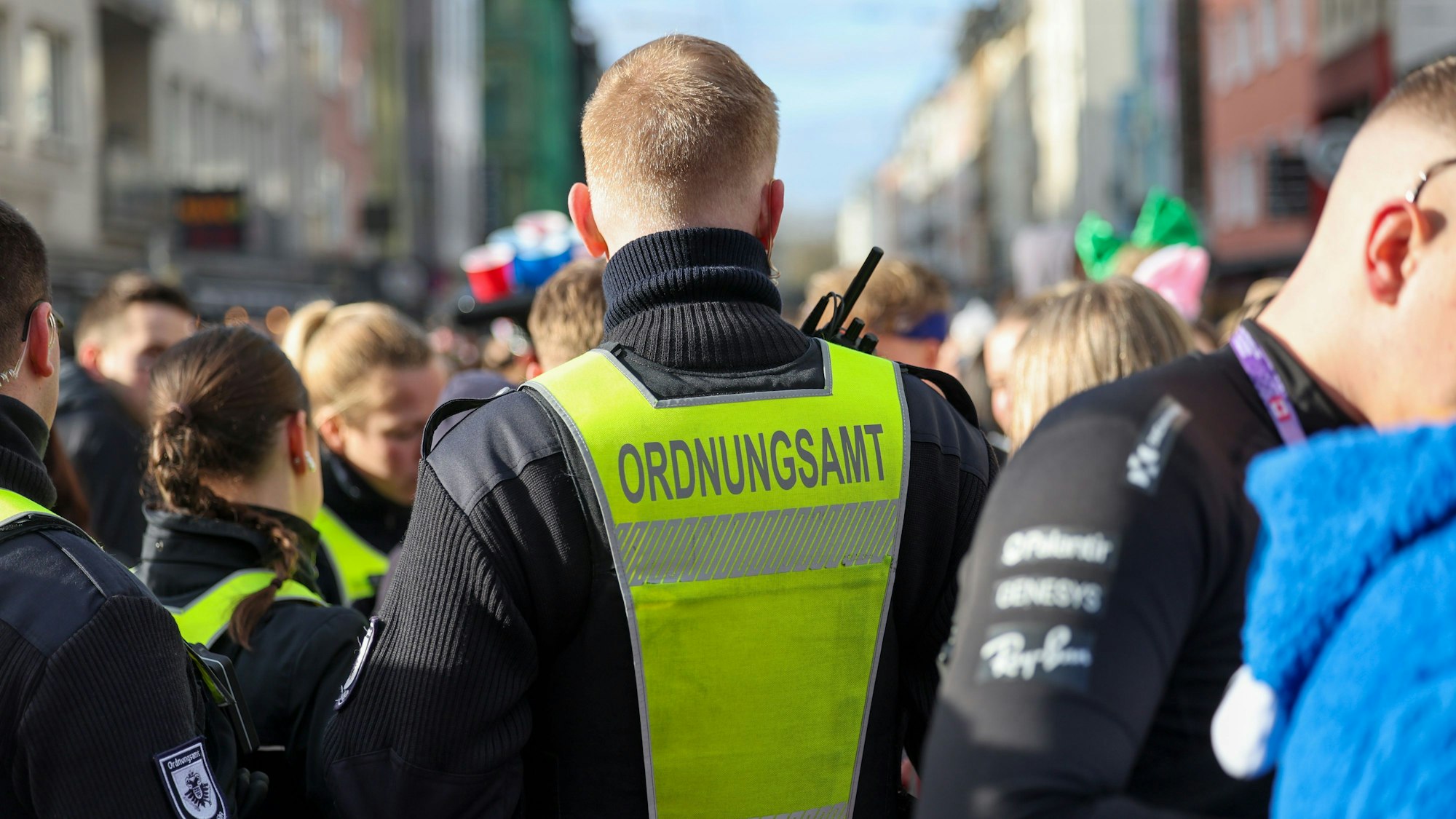 Außendienstmitarbeiter des Kölner Ordnungsamtes im Karnevalsgetümmel.