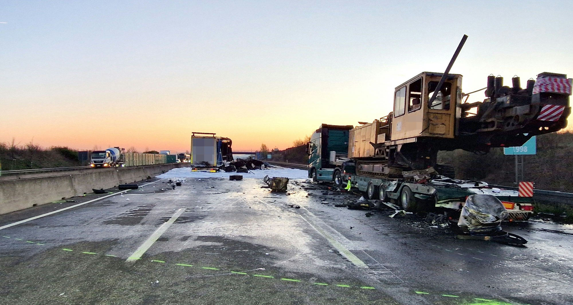 Das Bild zeigt einen Tieflader auf dem Standstreifen.