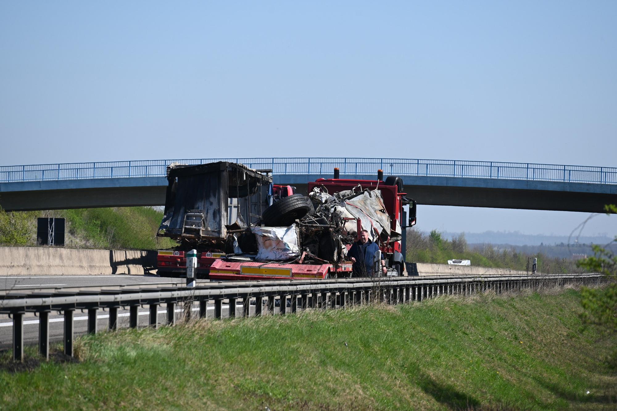 Das Bild zeigt einen stark beschädigten Lkw auf einem Tieflader.