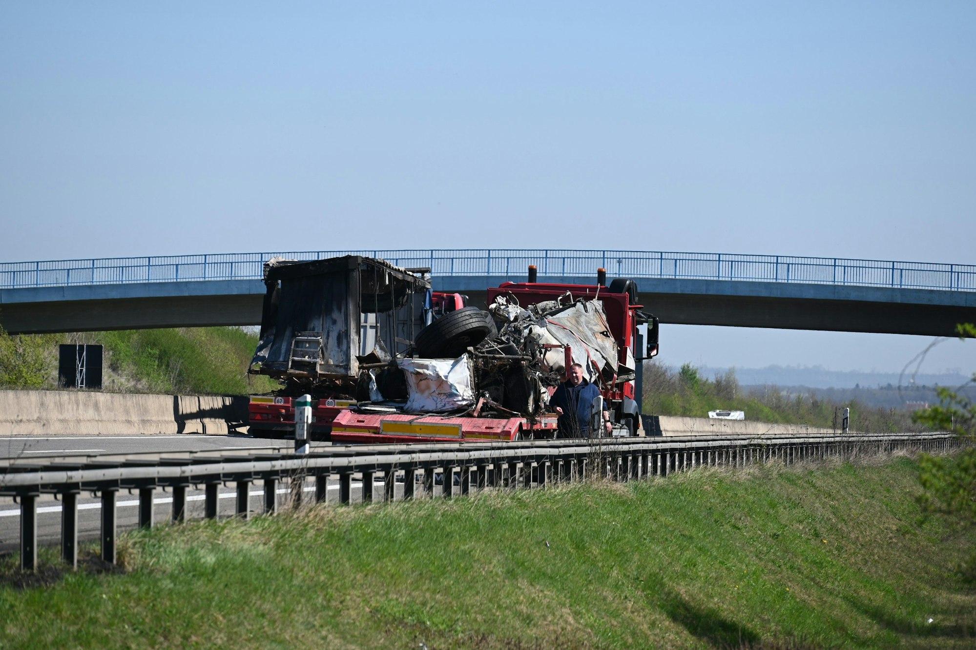 Das Bild zeigt einen stark beschädigten Lkw auf einem Tieflader.