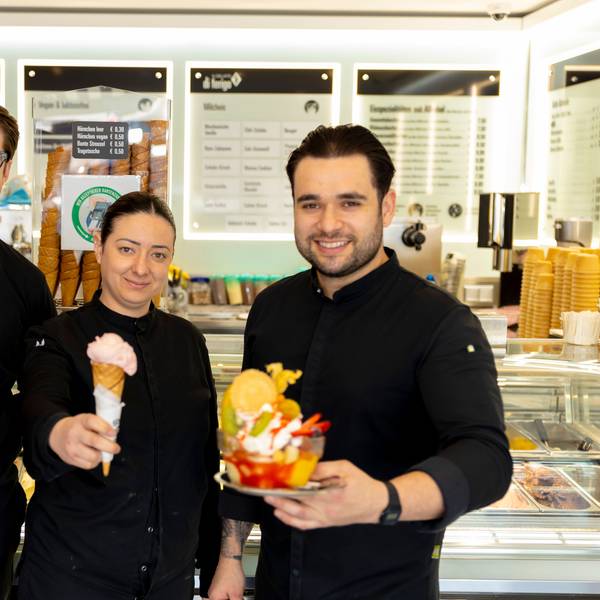 Serviceteam des „Il Gelato di Ferigo“ (v.l.n.r.): Omar Paronuzzi (mit Pistazien Eis), Camilla Taves (mit Rhabarber-Minze Eis) und Floriano Diordene (mit Fruchtbecher)