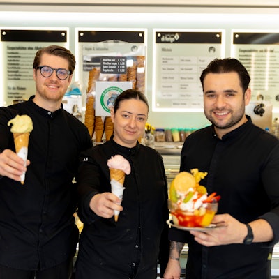 Serviceteam des „Il Gelato di Ferigo“ (v.l.n.r.): Omar Paronuzzi (mit Pistazien Eis), Camilla Taves (mit Rhabarber-Minze Eis) und Floriano Diordene (mit Fruchtbecher)