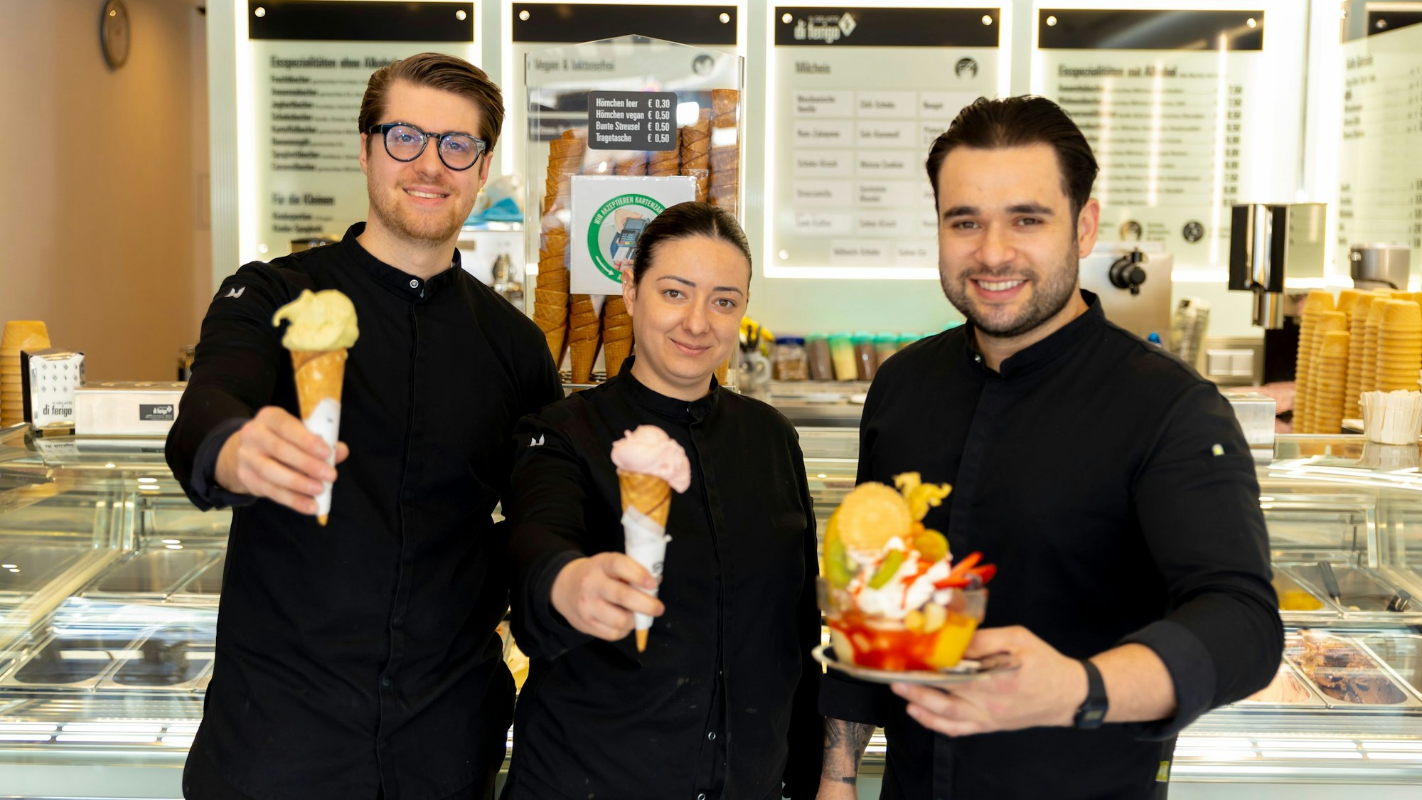 Serviceteam des „Il Gelato di Ferigo“ (v.l.n.r.): Omar Paronuzzi (mit Pistazien Eis), Camilla Taves (mit Rhabarber-Minze Eis) und Floriano Diordene (mit Fruchtbecher)