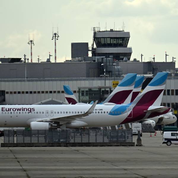 Flugzeuge stehen auf dem Flughafen Düsseldorf.