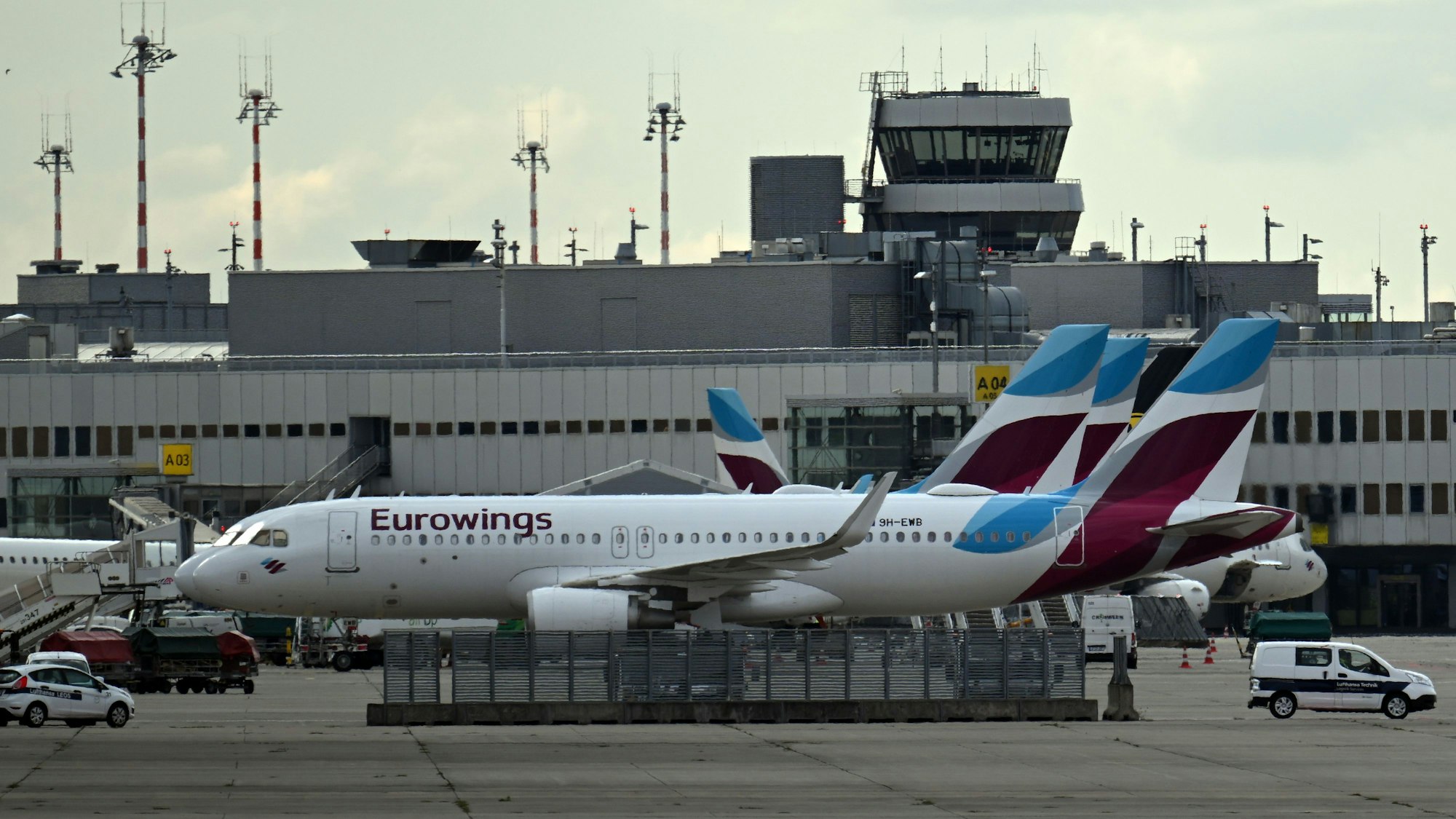 Flugzeuge stehen auf dem Flughafen Düsseldorf.