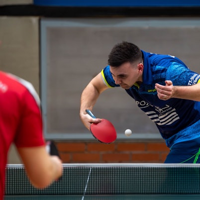 Ein Vernicher Spieler beim Aufschlag gegen einen Kontrahenten aus Euskirchen.