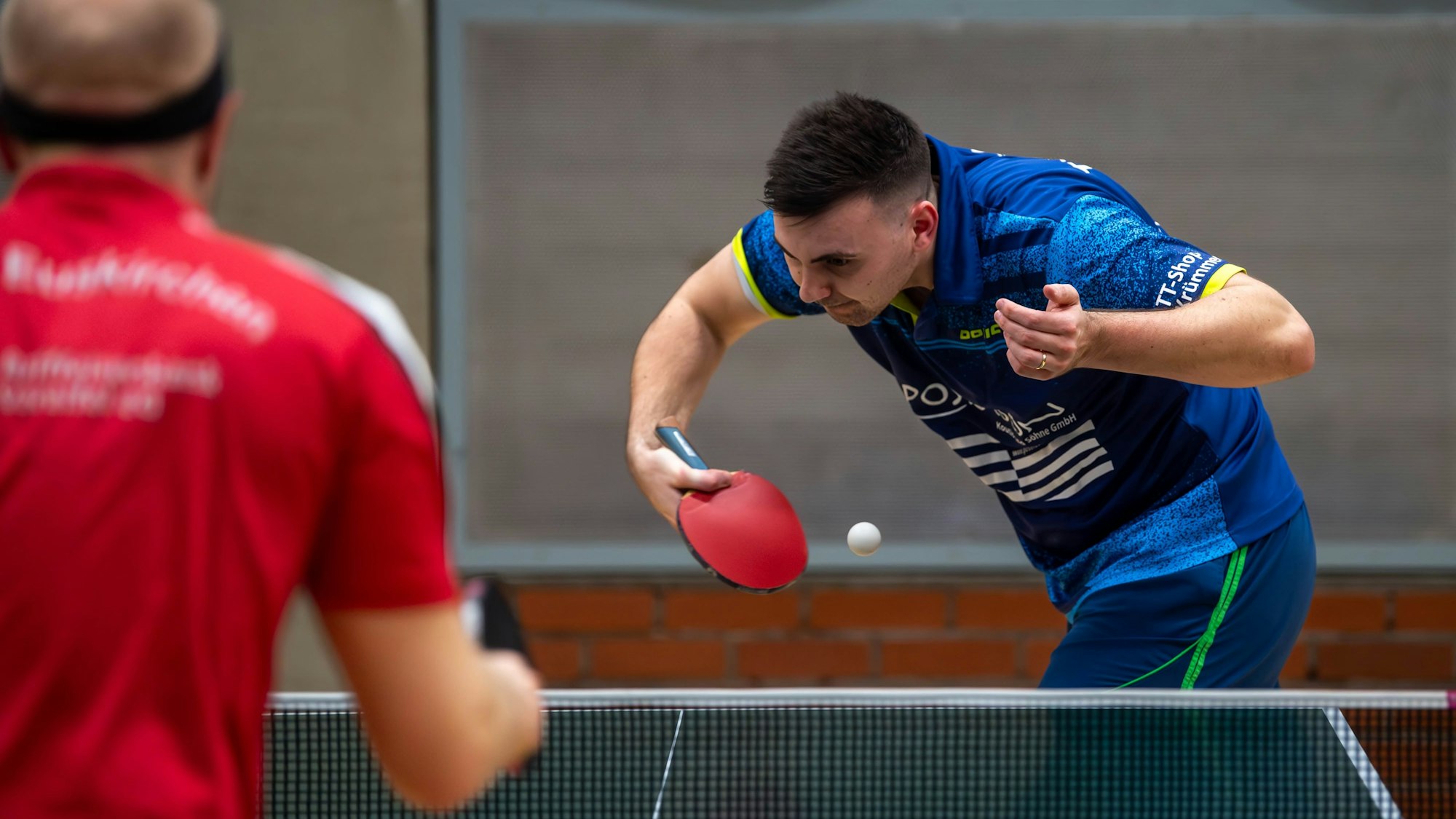 Ein Vernicher Spieler beim Aufschlag gegen einen Kontrahenten aus Euskirchen.