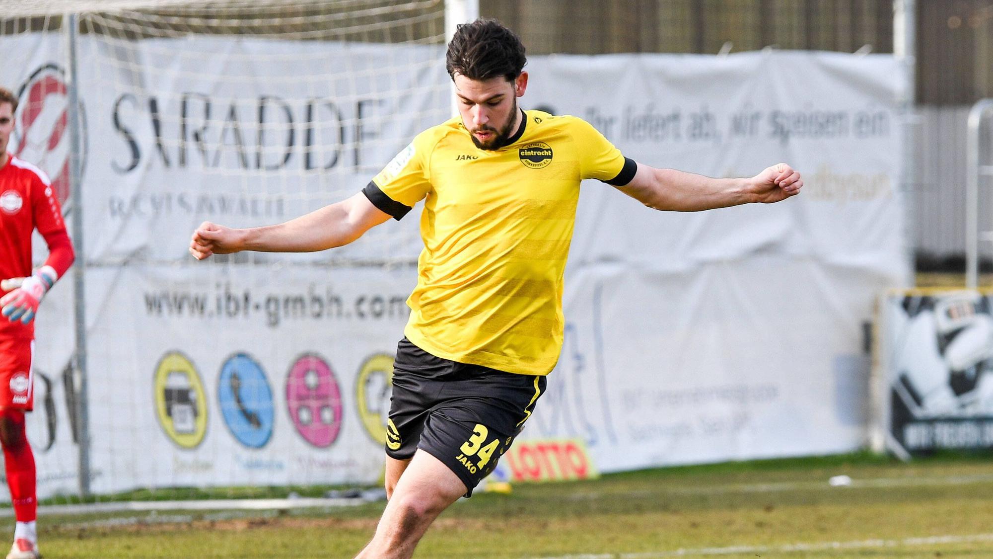 Aldin Dervisevic mit dem Ball am Fuß.