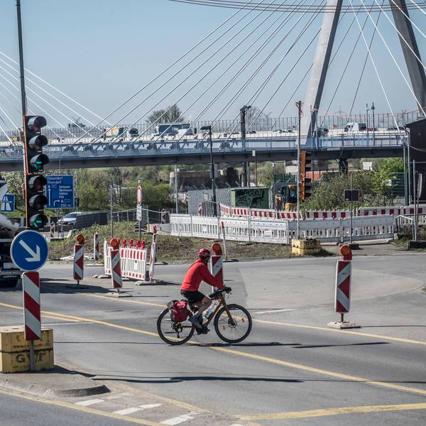 Den Westring überqueren an dieser Stelle viele Radfahrer, die Ortskundig sind. Es gibt eine Verkehrsinsel. Jetzt will man eine Ampel aufstellen. Foto: Ralf Krieger