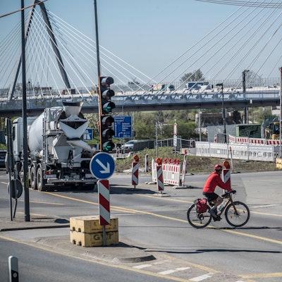 Den Westring überqueren an dieser Stelle viele Radfahrer, die Ortskundig sind. Es gibt eine Verkehrsinsel. Jetzt will man eine Ampel aufstellen. Foto: Ralf Krieger