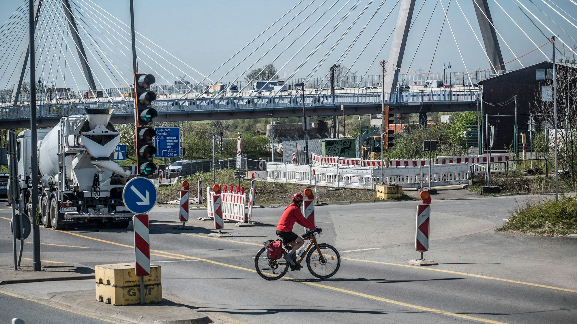 Den Westring überqueren an dieser Stelle viele Radfahrer, die Ortskundig sind. Es gibt eine Verkehrsinsel. Jetzt will man eine Ampel aufstellen. Foto: Ralf Krieger