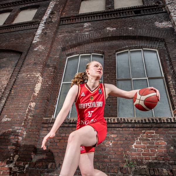 Basketballerin Greta Kröger von der Uni Köln vor der Jahrhunderthalle, einem Bochumer Industriedenkmal. Hier will sie im Juli Siege feiern.