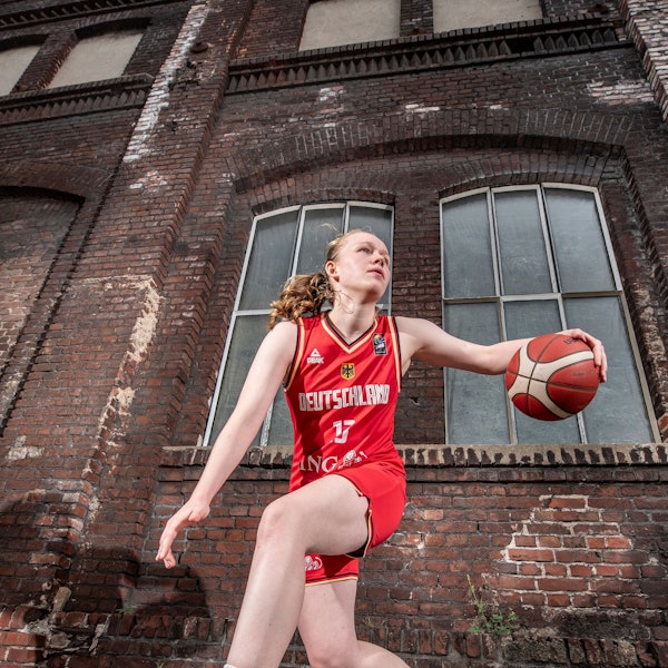 Basketballerin Greta Kröger von der Uni Köln vor der Jahrhunderthalle, einem Bochumer Industriedenkmal. Hier will sie im Juli Siege feiern.