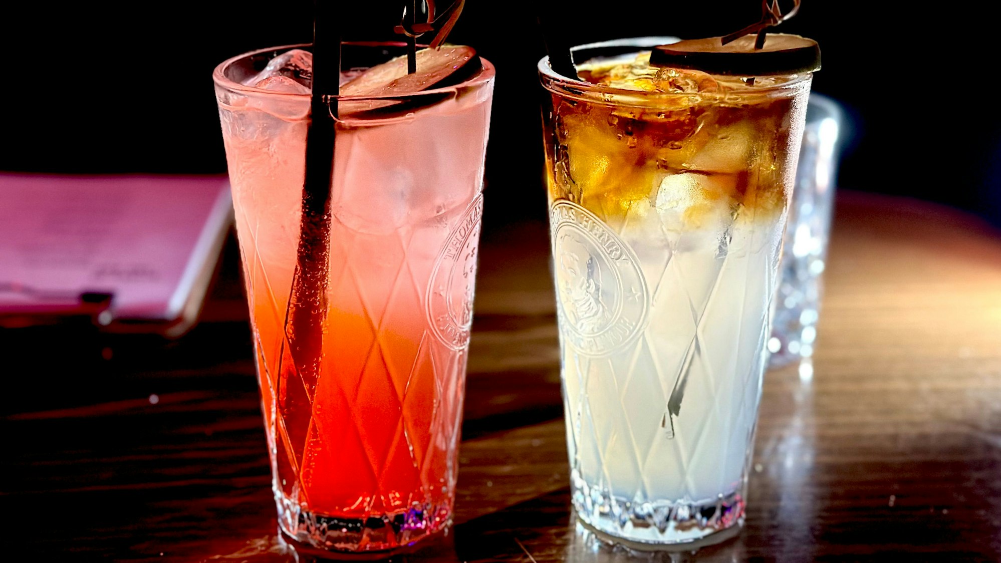 Das Bild zeigt einen roten und einen gelblich-trüben Cocktail in der „Kunstbar“.