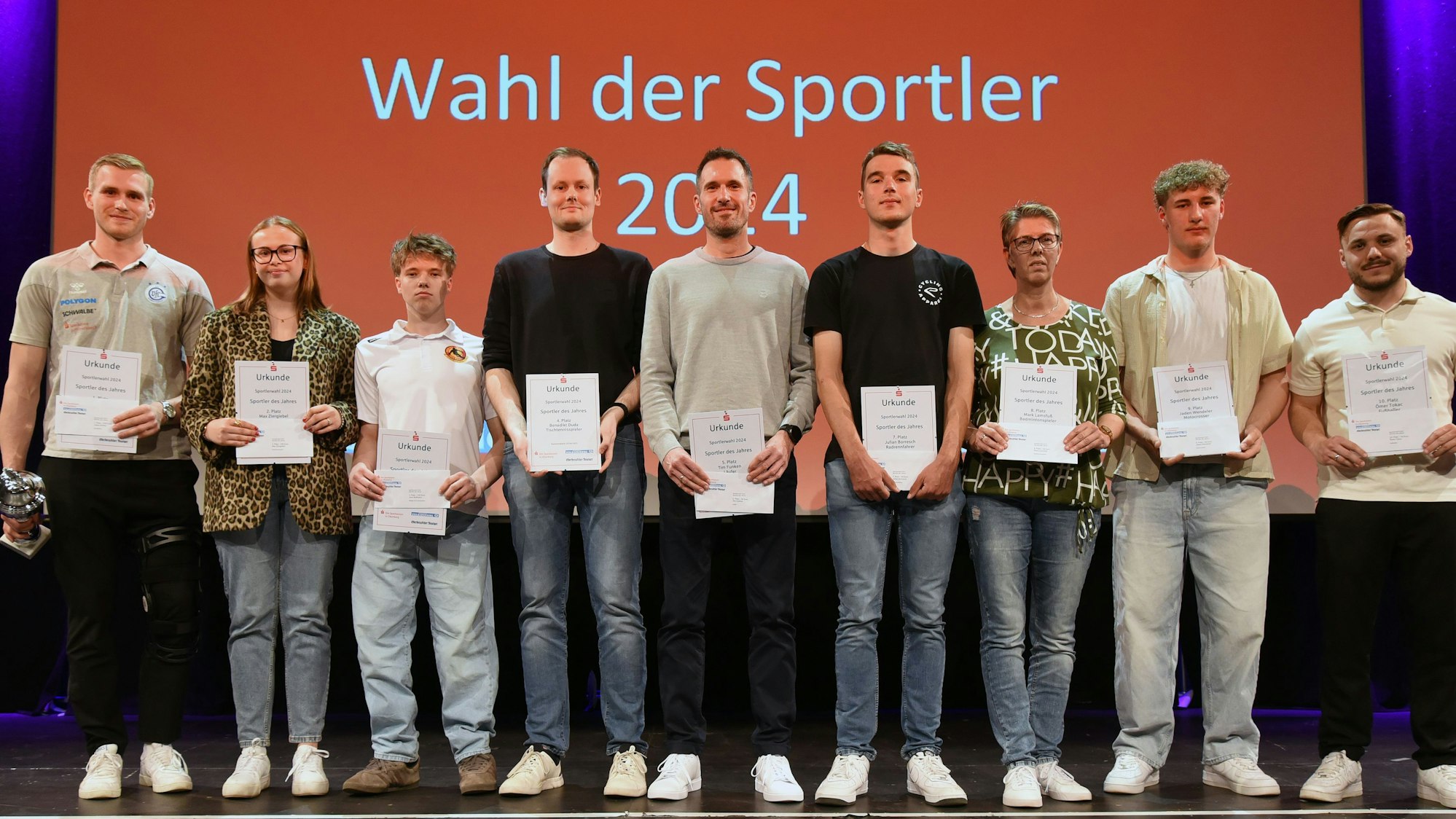 Blick auf zehn Sportler, die geehrt worden sind.