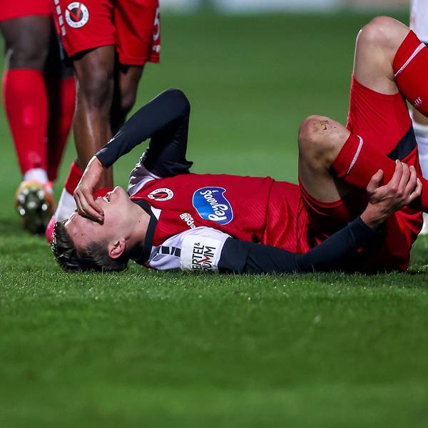 12.03.2025, Fußball, FC Viktoria Köln Rot-Weiss Essen, 3.Liga, Sportpark Höhenberg, Saison 2024 2025: Malek El Mala Viktoria Köln 42 liegt mit Schmerzen auf dem Spielfeld und muss medizinisch behandelt werden DFB regulations prohibit any use of photographs as image sequences and or quasi-video. Nordrhein-Westfalen Deutschland *** 12 03 2025, Football, FC Viktoria Köln Rot Weiss Essen, 3 Liga, Sportpark Höhenberg, Saison 2024 2025 Malek El Mala Viktoria Köln 42 lies on the pitch in pain and requires medical treatment DFB regulations prohibit any use of photographs as image sequences and or quasi video Nordrhein Westfalen Germany
