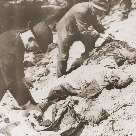 Deutsche Zivilisten identifizieren die Leichen von 71 politischen Gefangenen, die aus einem Massengrab auf dem Wenzelnberg bei Solingen-Ohligs exhumiert wurden.
Die Opfer, die meisten von ihnen aus dem Gefängnis Lüttringhausen, wurden kurz vor Kriegsende von der Gestapo erschossen und begraben.