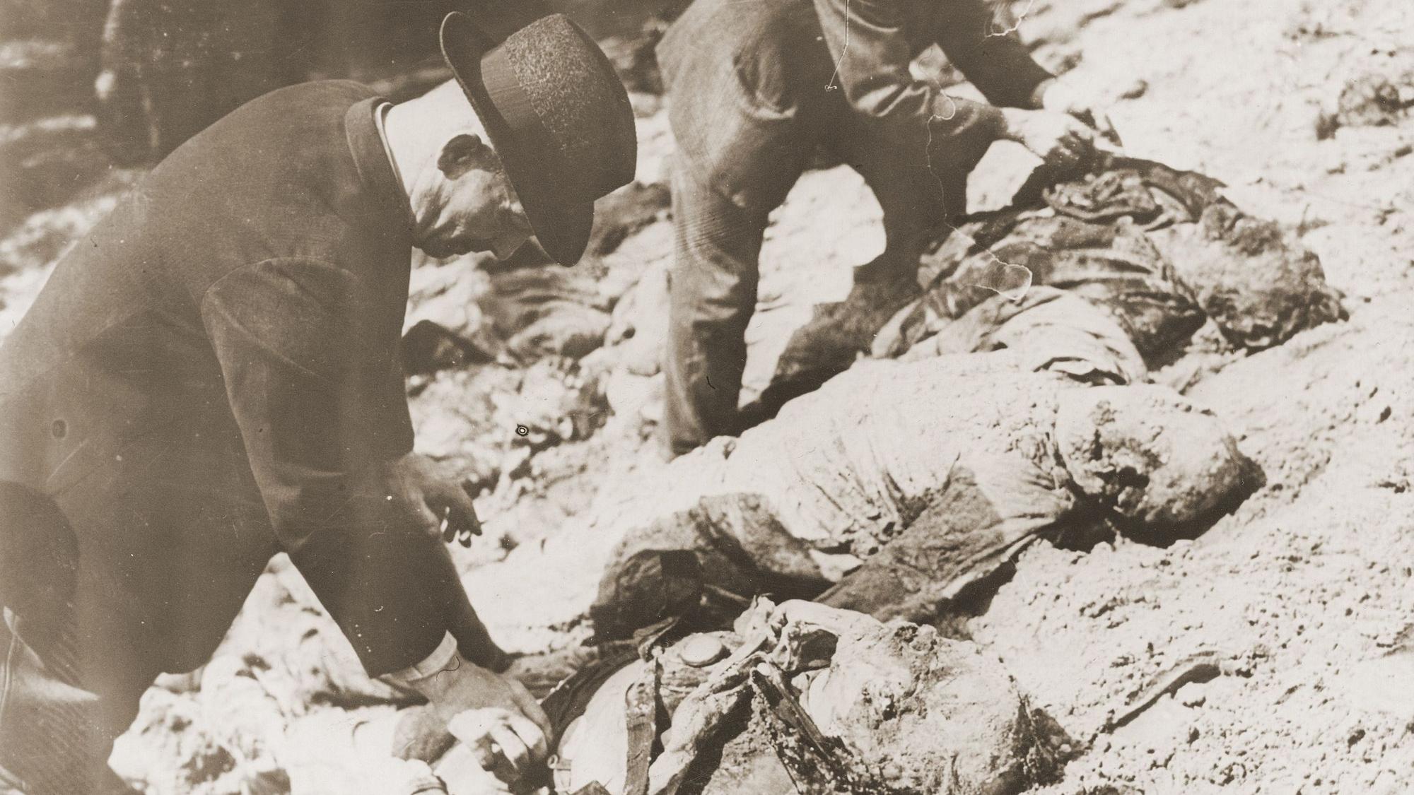 Deutsche Zivilisten identifizieren die Leichen von 71 politischen Gefangenen, die aus einem Massengrab auf dem Wenzelnberg bei Solingen-Ohligs exhumiert wurden.
Die Opfer, die meisten von ihnen aus dem Gefängnis Lüttringhausen, wurden kurz vor Kriegsende von der Gestapo erschossen und begraben.