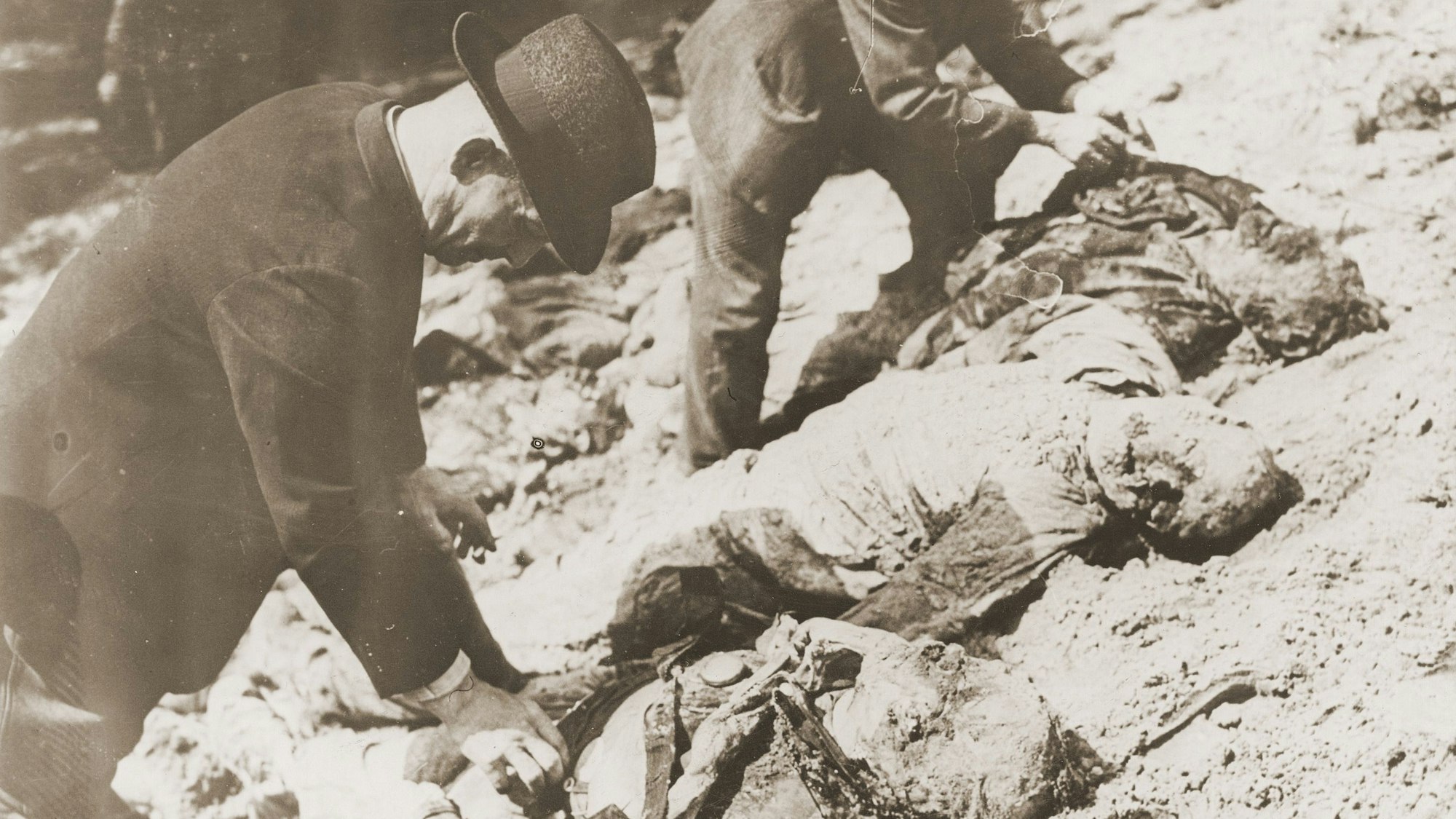 Deutsche Zivilisten identifizieren die Leichen von 71 politischen Gefangenen, die aus einem Massengrab auf dem Wenzelnberg bei Solingen-Ohligs exhumiert wurden.
Die Opfer, die meisten von ihnen aus dem Gefängnis Lüttringhausen, wurden kurz vor Kriegsende von der Gestapo erschossen und begraben.