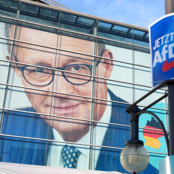 Ein Wahlplakat der AfD hängt vor dem Konrad-Adenauer-Haus mit dem Konterfei des CDU-Bundesvorsitzenden Merz.