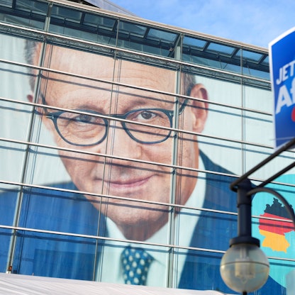 Ein Wahlplakat der AfD hängt vor dem Konrad-Adenauer-Haus mit dem Konterfei des CDU-Bundesvorsitzenden Merz.