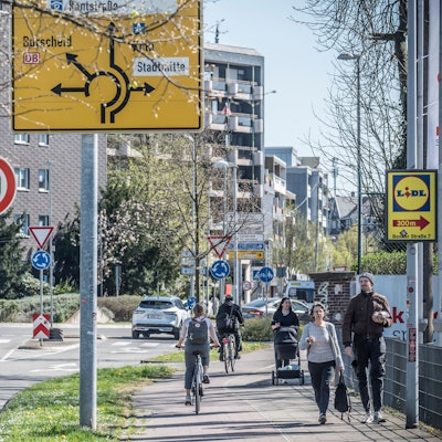 Inzwischen gilt Tempo 30 auf dem Kreisverkehr am Berliner Platz in Opladen Foto: Ralf Krieger