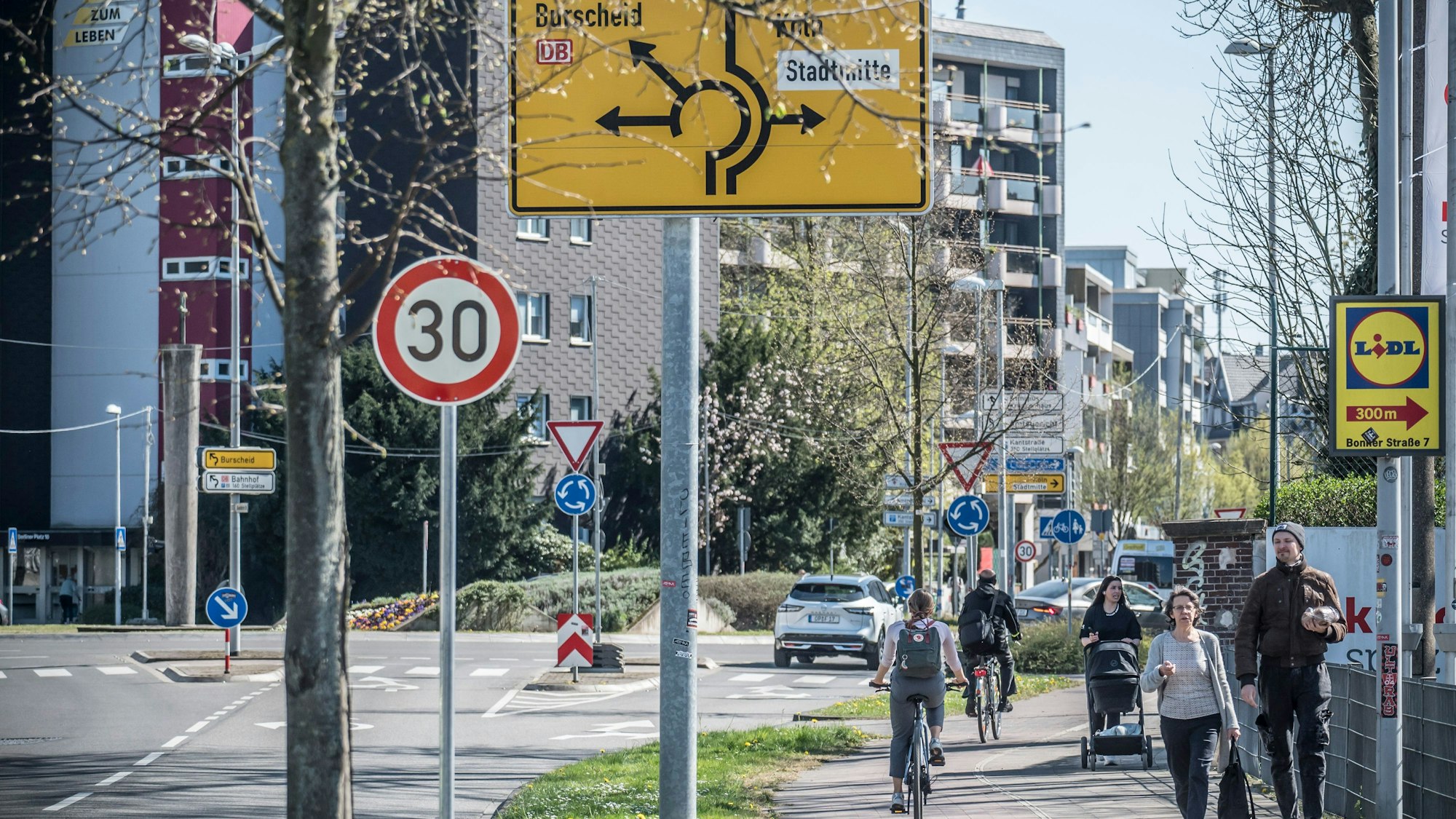 Inzwischen gilt Tempo 30 auf dem Kreisverkehr am Berliner Platz in Opladen Foto: Ralf Krieger