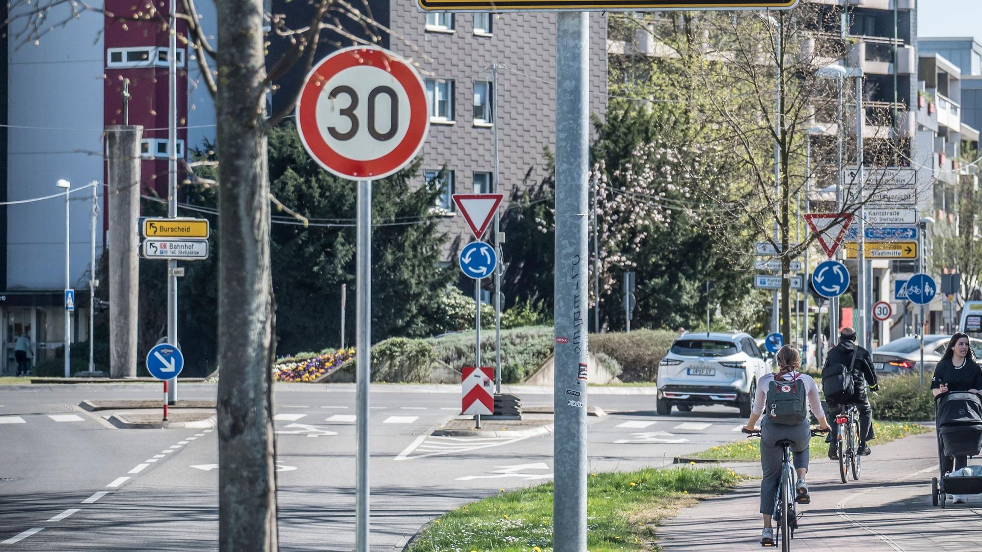 Inzwischen gilt Tempo 30 auf dem Kreisverkehr am Berliner Platz in Opladen
