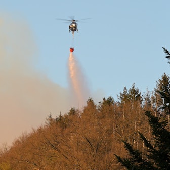 Waldbrand Brombacher Berg Overath: Ein Löschhubschrauber im Einsatz