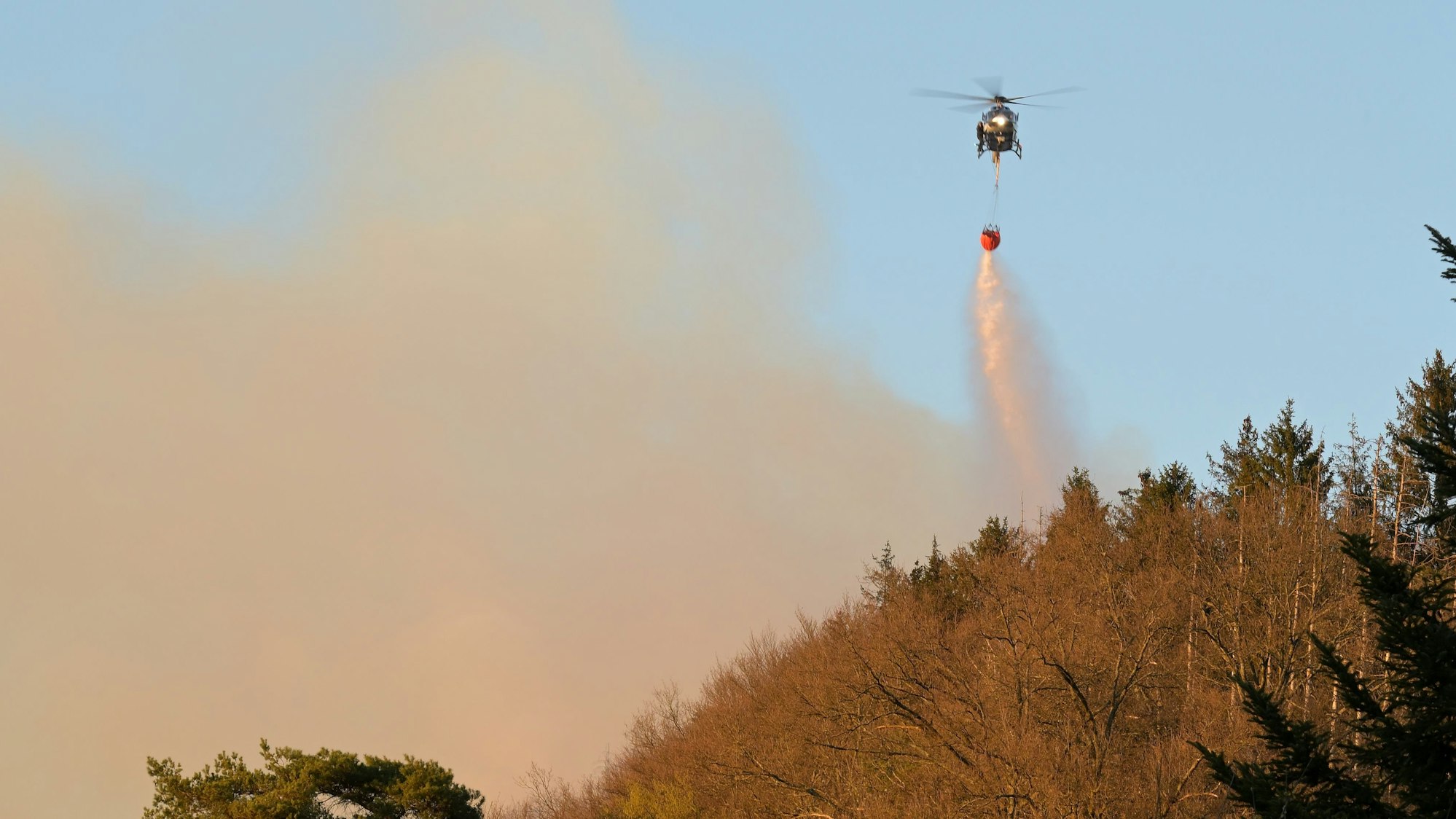 Waldbrand Brombacher Berg Overath: Ein Löschhubschrauber im Einsatz