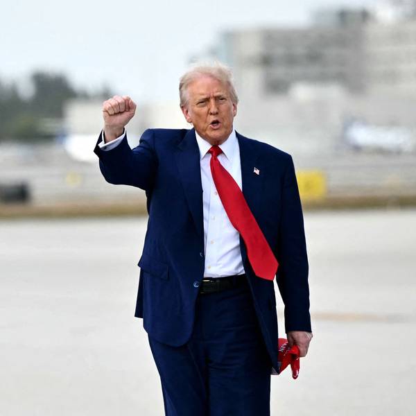 das Bild zeigt US-Präsident Donald Trump mit geballter, emporgestreckter Faust.