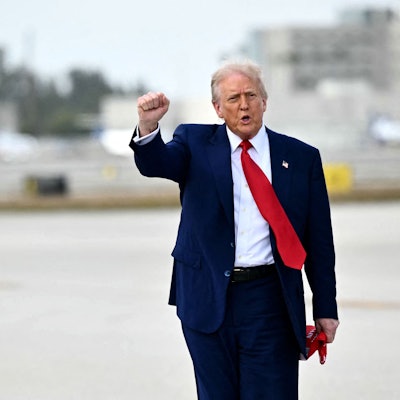 das Bild zeigt US-Präsident Donald Trump mit geballter, emporgestreckter Faust.