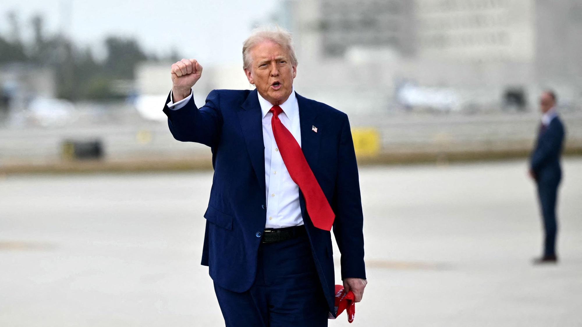 das Bild zeigt US-Präsident Donald Trump mit geballter, emporgestreckter Faust.