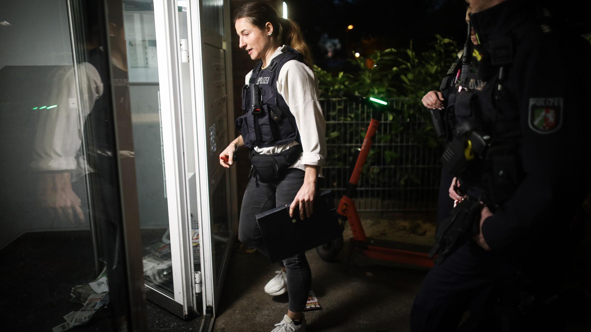 29.03.2025, Köln: Oberkommissarin Isa ist im Begriff einen Hausflut zu betreten. Hinter ihr stehen weitere Polizisten.