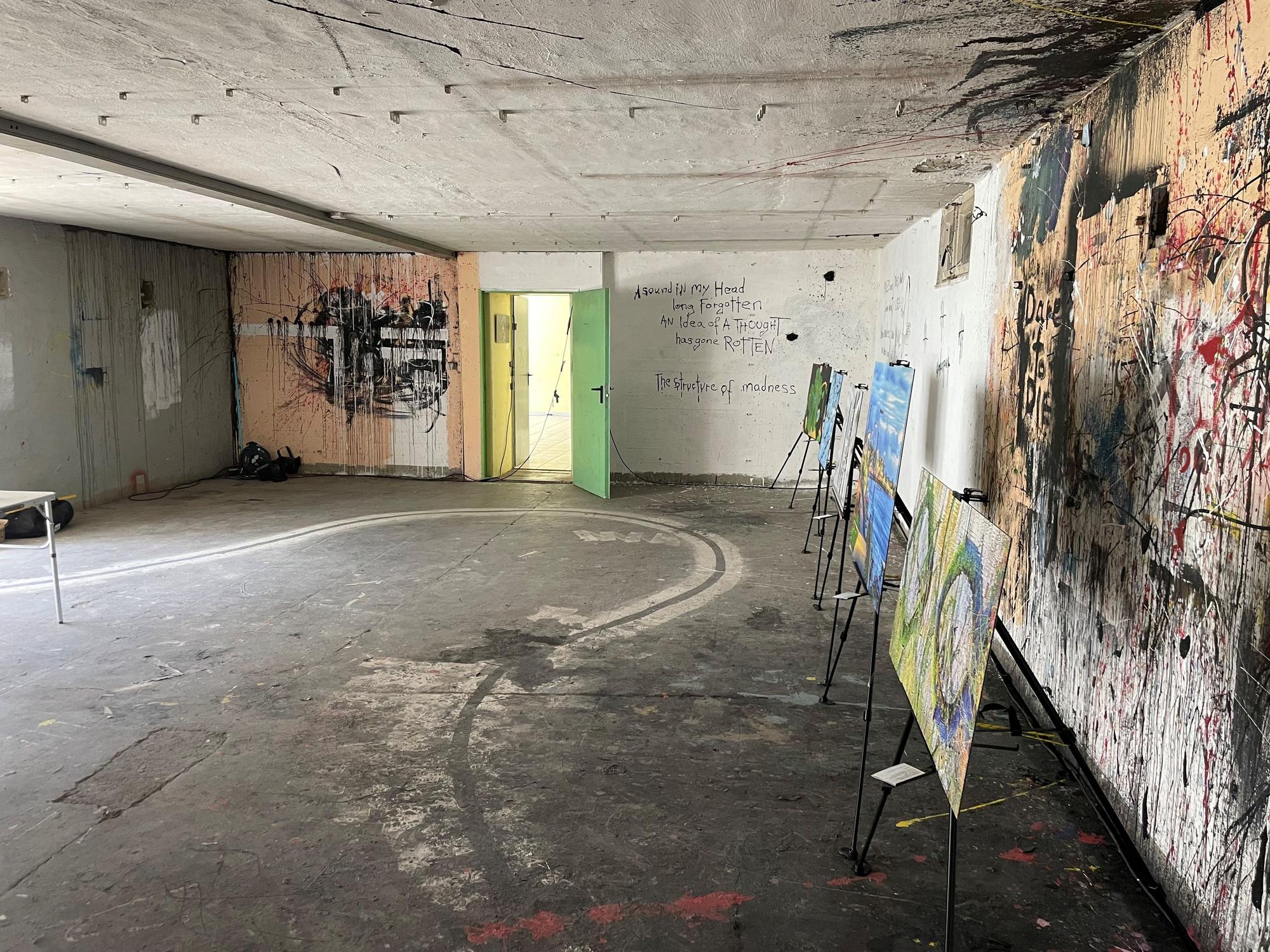 Dieser Raum, in dem für den „Abend der Visionen“ Kunstwerke ausgestellt sind, gehört zu denen, die das Junge Theater renovieren will.