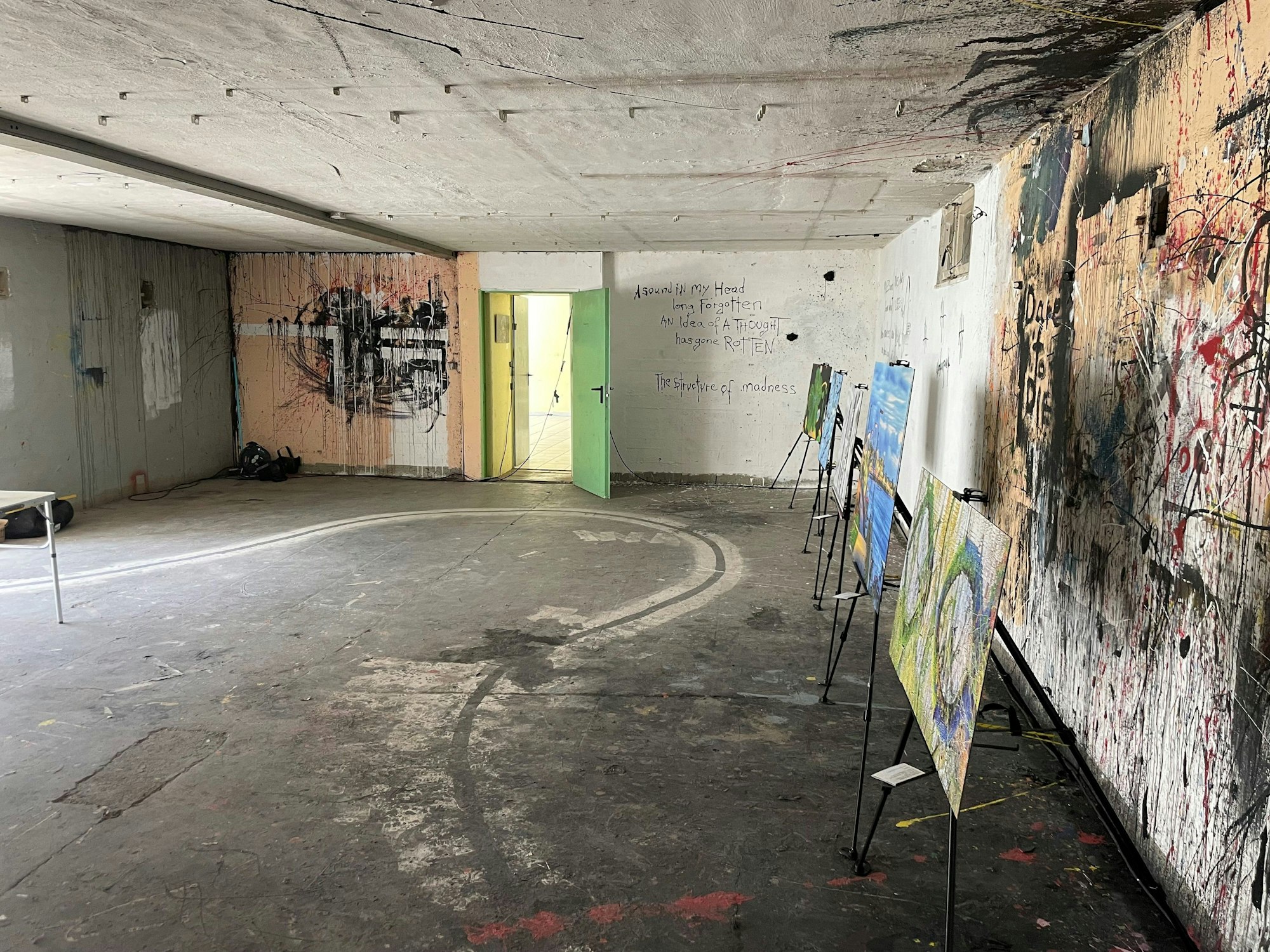 Dieser Raum, in dem für den „Abend der Visionen“ Kunstwerke ausgestellt sind, gehört zu denen, die das Junge Theater renovieren will.