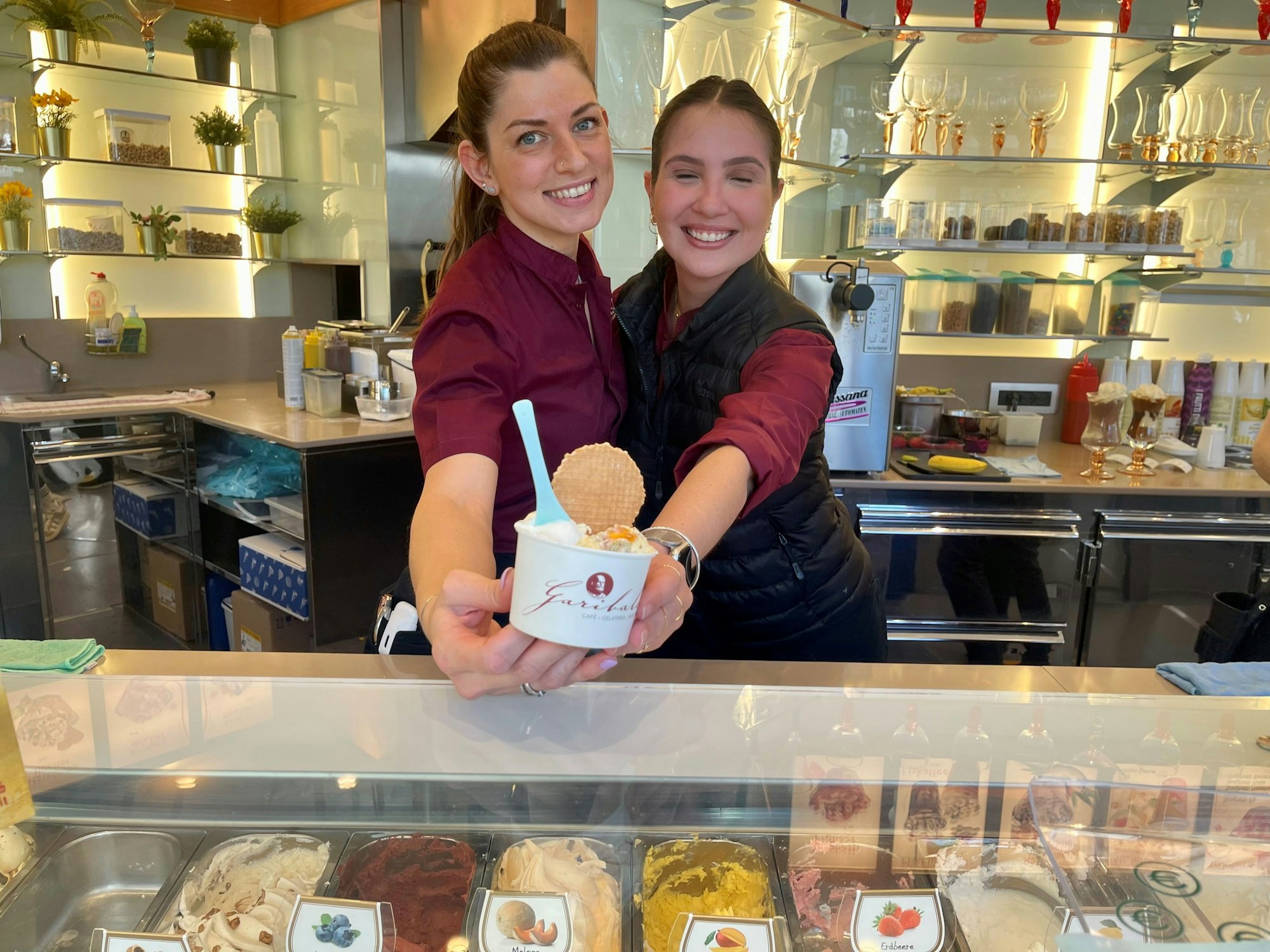 In der Eisdiele Garibaldi Hat Marta Roselli (li.) den Preis auf 1,70 Pero Kugel anheben müssen -" alles wird teurer!"
Mit Mitarbeiterin Lays Martins präsentiert sie die neuestwe Kreation: Siciliano, wein Eis aus Kuchenboden, Pistazien, Mandarinen und Krokant.