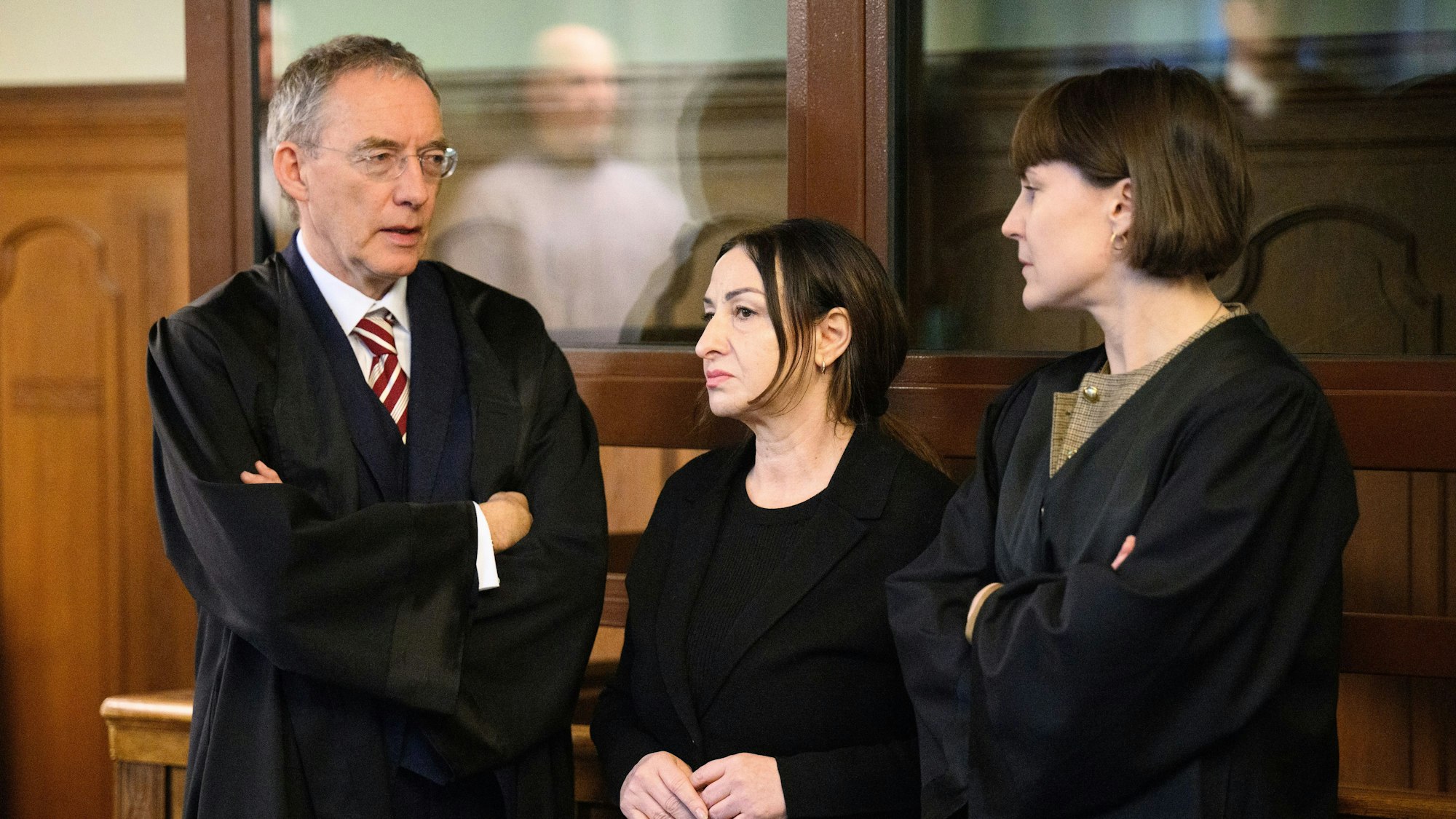 Dilek Kalayci (M, SPD) unterhält sich mit ihren Rechtsanwälten, Robert Unger und Sophia Zabel. Nach jahrelangen Ermittlungen läuft gegen Berlins frühere Gesundheitssenatorin Kalayci (SPD) der Prozess wegen des Verdachts der Bestechlichkeit. (Archivbild)