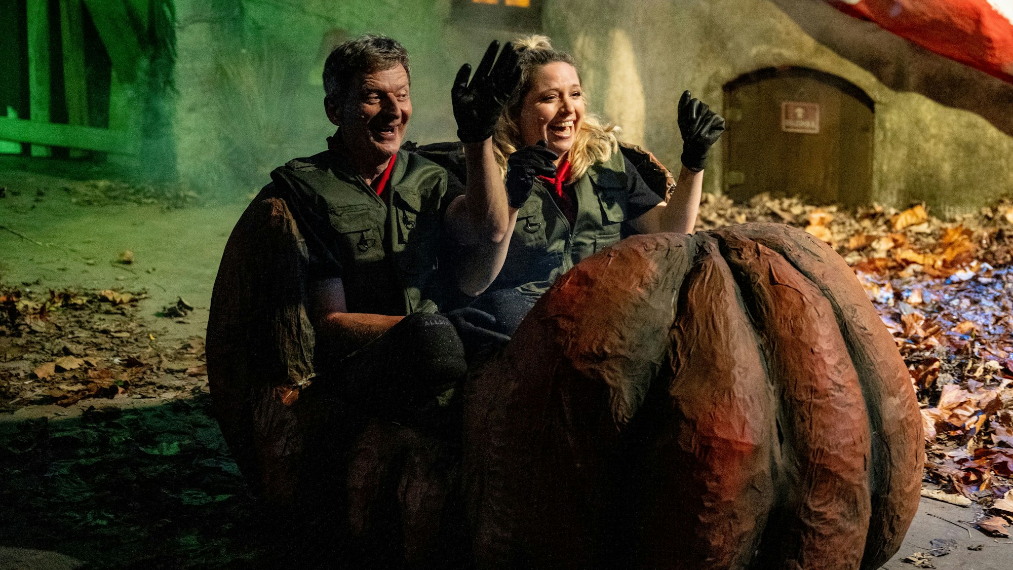 Die Kölnerin Caro Frier und Comedy-Kollege Michael Kessler beim Rätsel in Märchen-Kulisse