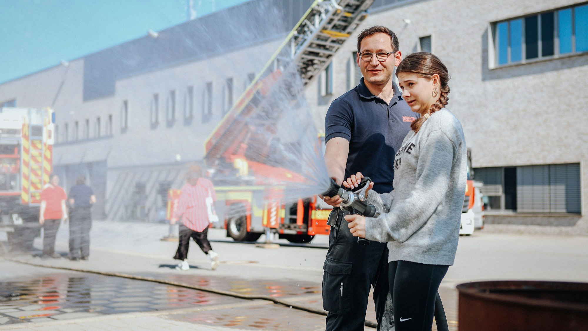 Florian Hammerschmidt erklärt die Funktion eines Strahlrohrs.