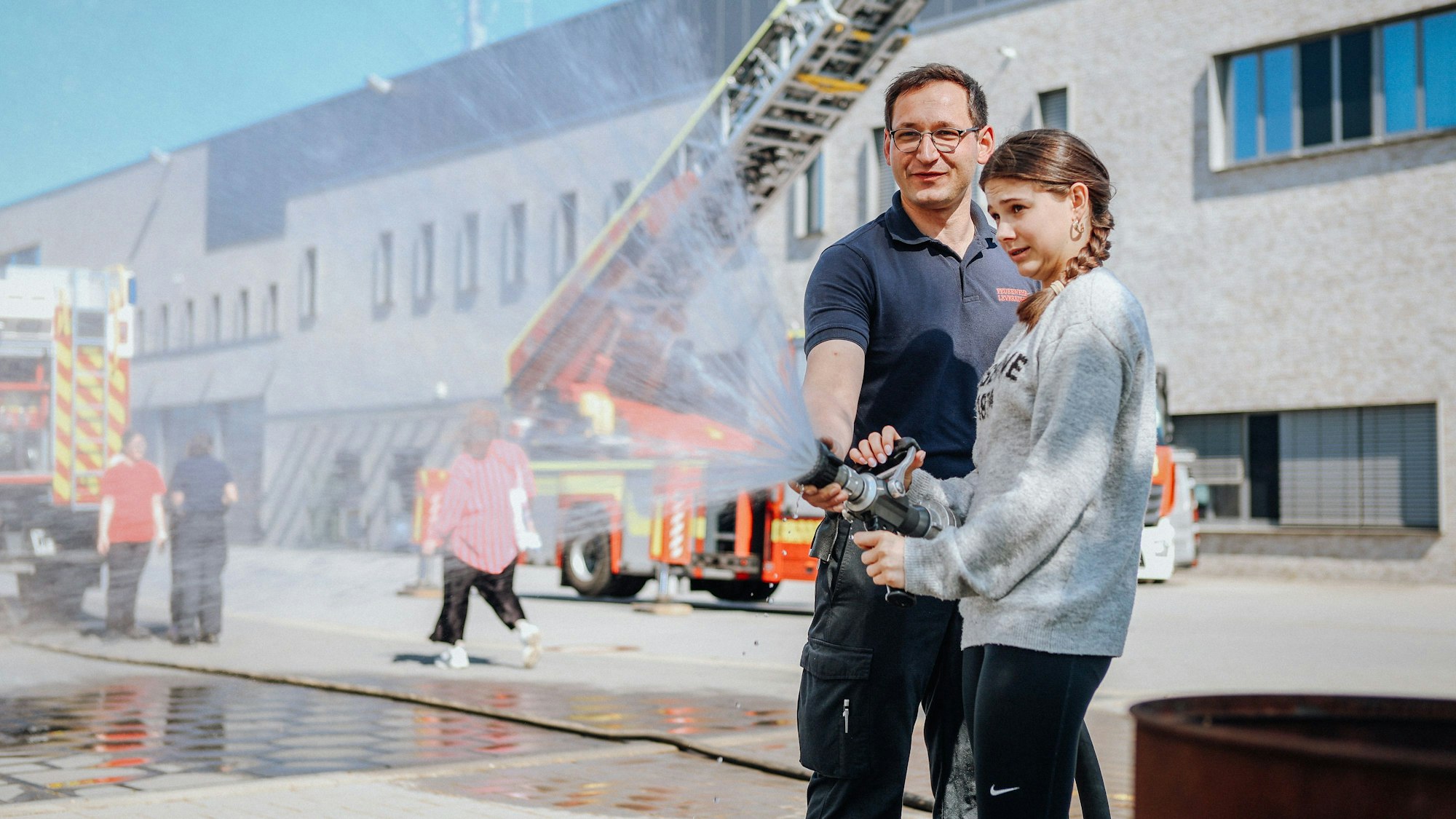 Florian Hammerschmidt erklärt die Funktion eines Strahlrohrs.