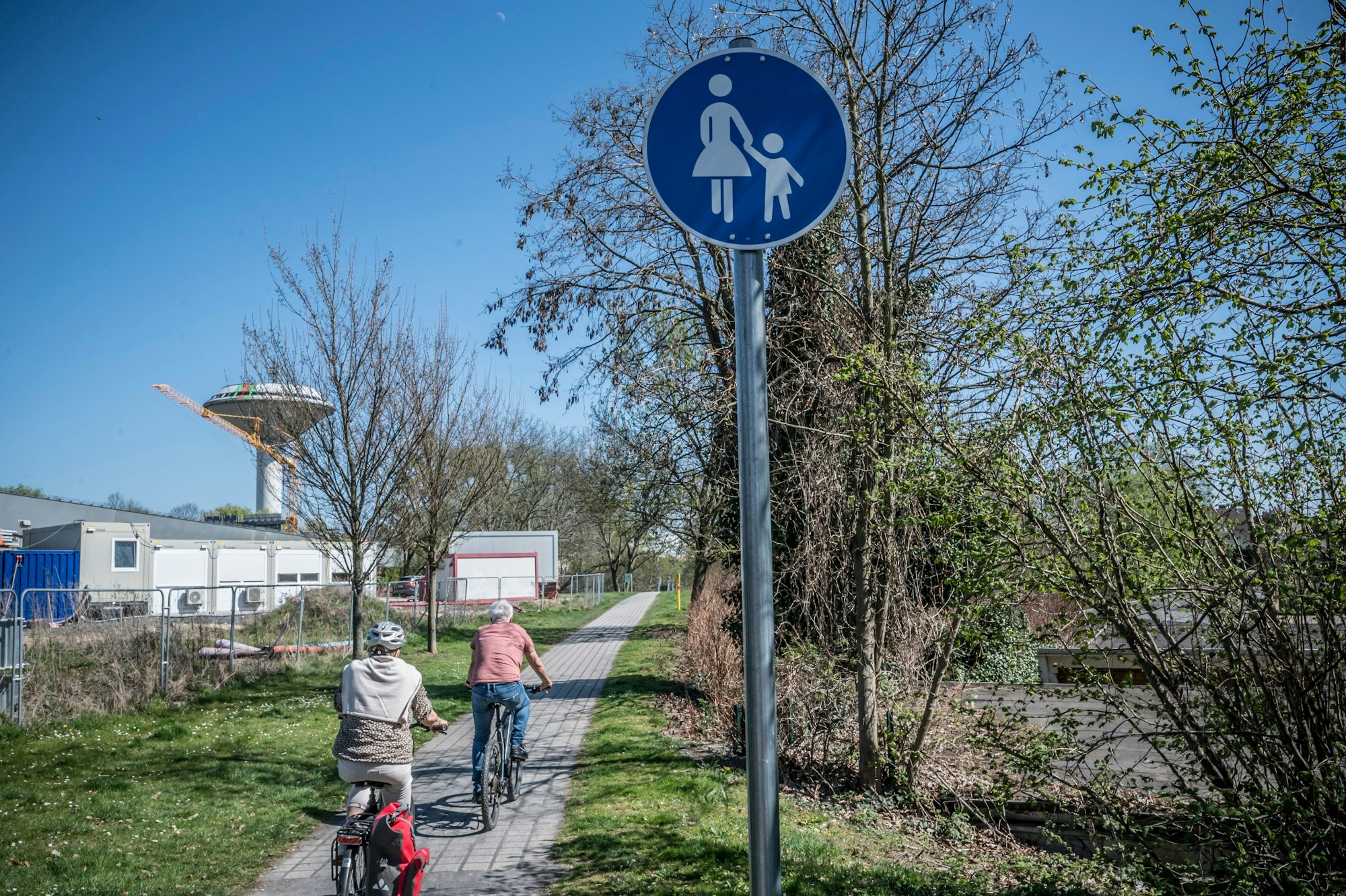 Der Weg an der Dhünn ist mit neuen Schildern jetzt ausdrücklich als Fußweg gekennzeichnet. Radfahrer müssen mit einem Strafzettel in Höhe von 25 Euro rechnen. Foto: Ralf Krieger